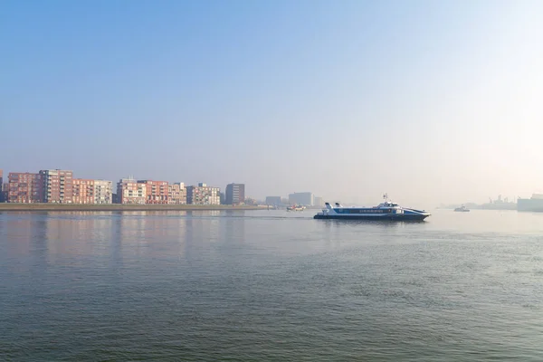 Bateau traversant la rivière — Photo