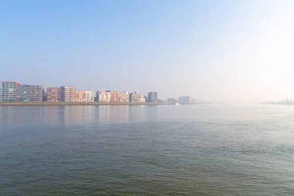 Météo sinistre sur la rivière — Photo