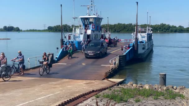 Serviço de ferryboat entre a Holanda do Sul e o Parque Nacional The Biesbosch 1 — Vídeo de Stock