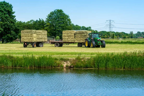 Dordrecht Holanda Junho 2020 Trator Verde Carregando Fardos Feno Reboque — Fotografia de Stock