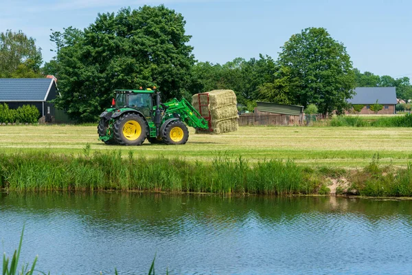 Dordrecht Нідерланди Червня 2020 Зелений Трактор Завантажує Тюки Сіна Трейлер — стокове фото