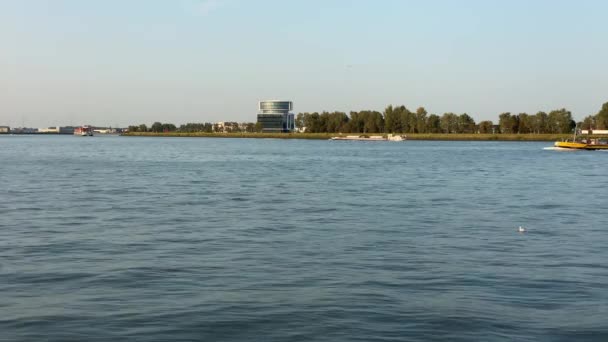 Sede de Fokker entre Dordrecht y Papendrecht en el río Maas — Vídeo de stock