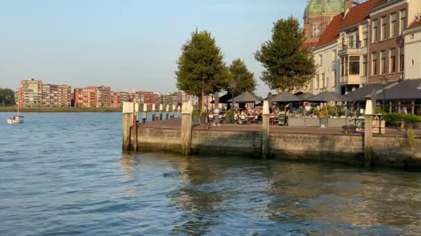 Barca cu pânze pe râu la Groot Hoofd în Dordrecht — Videoclip de stoc