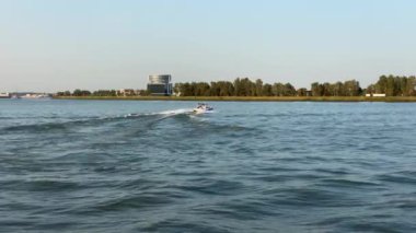 Sürat teknesi Dordrecht yakınlarındaki Maas Nehri 'ni geçiyor.