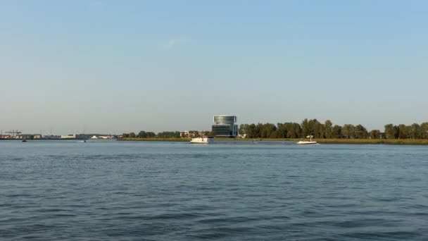 Переглянути через річку Маас нового головного офісу Фокера між Дордрехтом і Папендрехтом і внутрішнім судноплавством — стокове відео