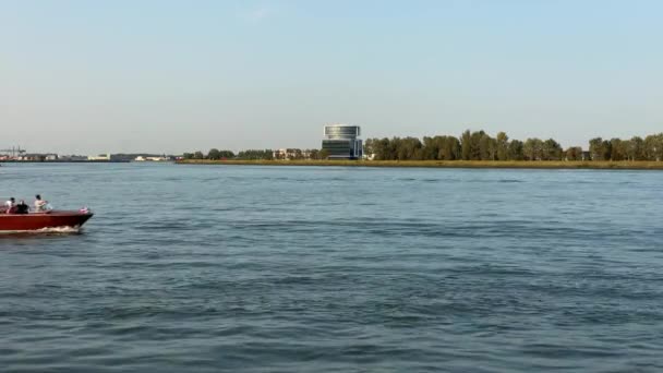 Vista al otro lado del río Maas de la nueva sede de Fokker entre Dordrecht y Papendrecht — Vídeo de stock