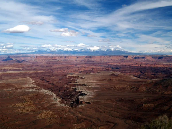 Canyonlands Ulusal Parkı; Moab, Utah; Arka planda La Sal Dağları