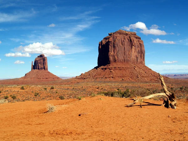 Monument Valley Navajo Kabile Parkı; Arizona; Doğu Mitten Butte (solda) ve Merrick Butte (sağda))