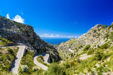 Bağlantı noktası de Sa Calobra - güzel sahil sokak ve peyzaj, Mallorca, İspanya