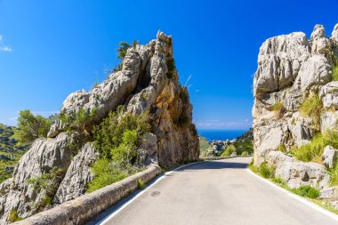 Bağlantı noktası de Sa Calobra - güzel sahil sokak ve peyzaj, Mallorca, İspanya