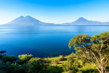 Lake Atitlan erken sabah, mavi göklerin görüntülemek ve temiz su, volkanlar ve highland Guatemala - resmi Panajachel yakın en turistik şehir alınan yerli halk ile güzel sihirli göl