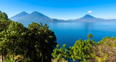 Lake Atitlan erken sabah, mavi göklerin görüntülemek ve temiz su, volkanlar ve highland Guatemala - resmi Panajachel yakın en turistik şehir alınan yerli halk ile güzel sihirli göl