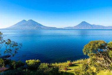Lake Atitlan erken sabah, mavi göklerin görüntülemek ve temiz su, volkanlar ve highland Guatemala - resmi Panajachel yakın en turistik şehir alınan yerli halk ile güzel sihirli göl