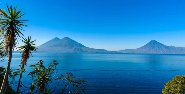 Lake Atitlan erken sabah, mavi göklerin görüntülemek ve temiz su, volkanlar ve highland Guatemala - resmi Panajachel yakın en turistik şehir alınan yerli halk ile güzel sihirli göl