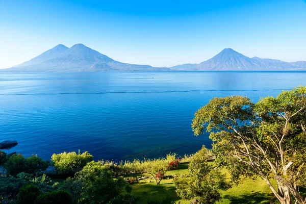 Lake Atitlan erken sabah, mavi göklerin görüntülemek ve temiz su, volkanlar ve highland Guatemala - resmi Panajachel yakın en turistik şehir alınan yerli halk ile güzel sihirli göl