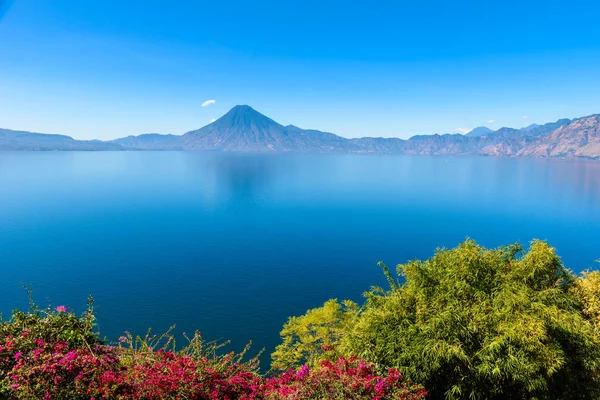 Vista Desde Lago Atitlán Madrugada Cielos Azules Aguas Cristalinas Hermoso —  Fotos de Stock