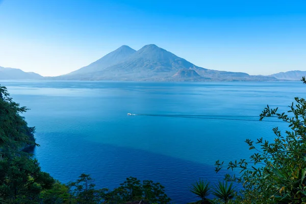 Lake Atitlan erken sabah, mavi göklerin görüntülemek ve temiz su, volkanlar ve highland Guatemala - resmi Panajachel yakın en turistik şehir alınan yerli halk ile güzel sihirli göl