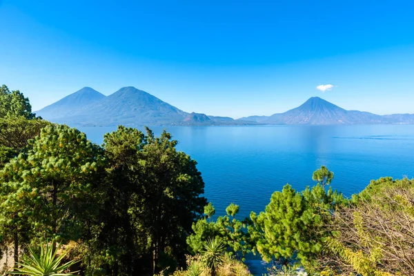 Lake Atitlan erken sabah, mavi göklerin görüntülemek ve temiz su, volkanlar ve highland Guatemala - resmi Panajachel yakın en turistik şehir alınan yerli halk ile güzel sihirli göl