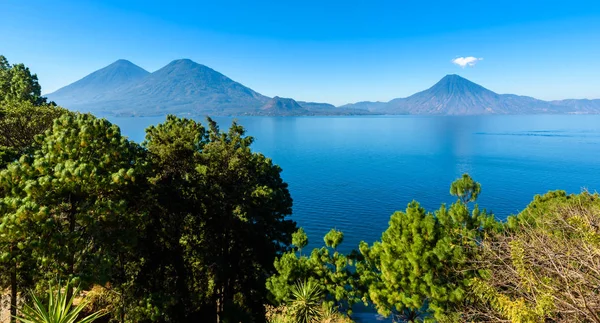 Vista Desde Lago Atitlán Madrugada Cielos Azules Aguas Cristalinas Hermoso — Foto de Stock