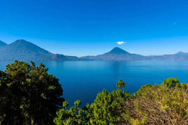 Lake Atitlan erken sabah, mavi göklerin görüntülemek ve temiz su, volkanlar ve highland Guatemala - resmi Panajachel yakın en turistik şehir alınan yerli halk ile güzel sihirli göl