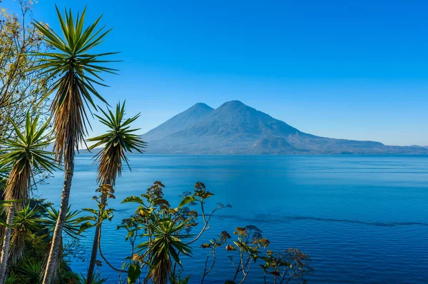 Lake Atitlan erken sabah, mavi göklerin görüntülemek ve temiz su, volkanlar ve highland Guatemala - resmi Panajachel yakın en turistik şehir alınan yerli halk ile güzel sihirli göl