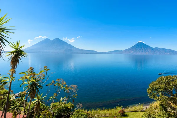 Lake Atitlan erken sabah, mavi göklerin görüntülemek ve temiz su, volkanlar ve highland Guatemala - resmi Panajachel yakın en turistik şehir alınan yerli halk ile güzel sihirli göl