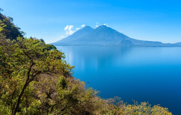 Lake Atitlan erken sabah, mavi göklerin görüntülemek ve temiz su, volkanlar ve highland Guatemala - resmi Panajachel yakın en turistik şehir alınan yerli halk ile güzel sihirli göl