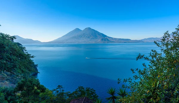 Lake Atitlan erken sabah, mavi göklerin görüntülemek ve temiz su, volkanlar ve highland Guatemala - resmi Panajachel yakın en turistik şehir alınan yerli halk ile güzel sihirli göl