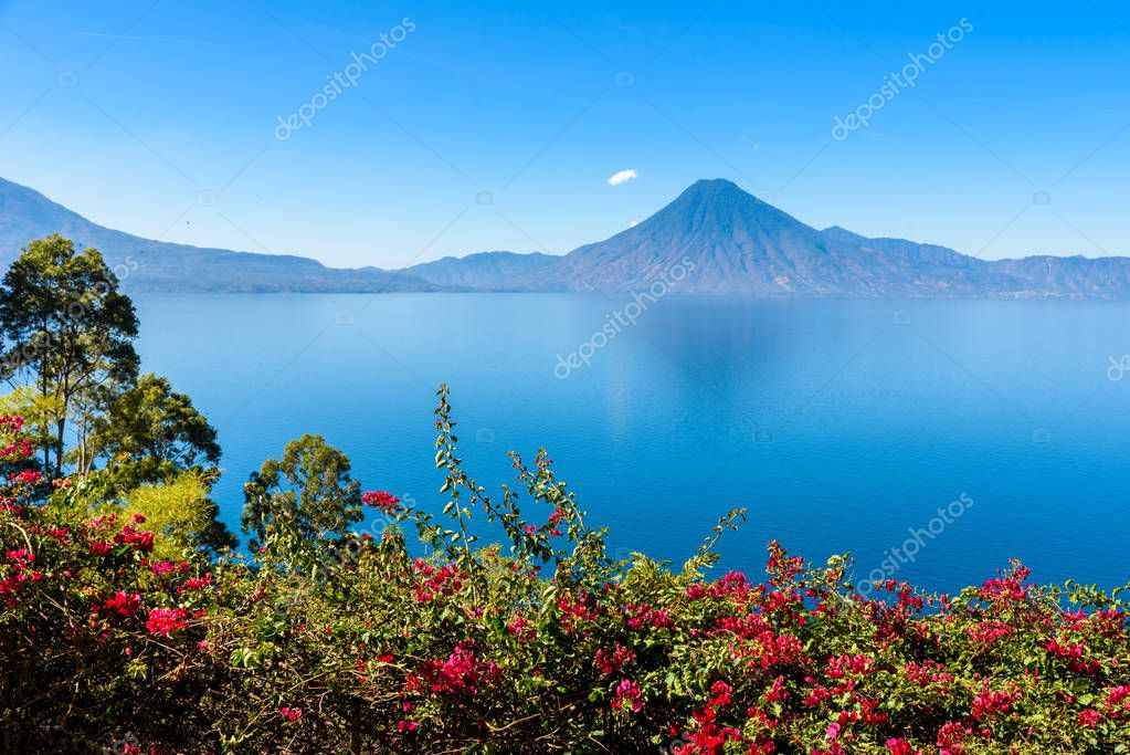 Vista desde el lago de Atitlán en la madrugada, cielos azules y aguas cristalinas, hermoso lago