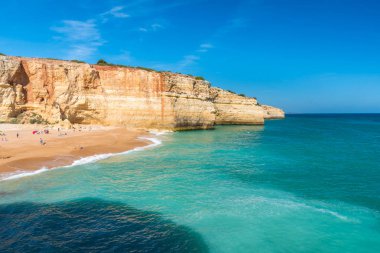 Praia de Benagil - güzel bir plaj ve sahil Portekiz Algarve