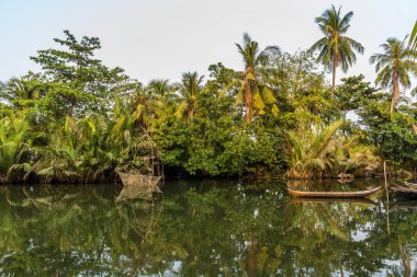 Güney Vietnam Mekong Deltası bölgesinde küçük bir nehir geleneksel ahşap tekneler