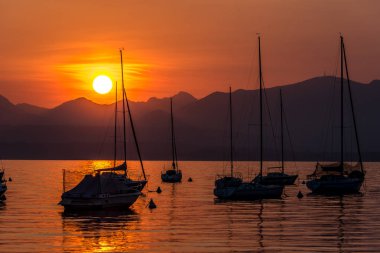 Yelkenli tekneler gün batımı, İtalya ile Garda Gölü üzerinde