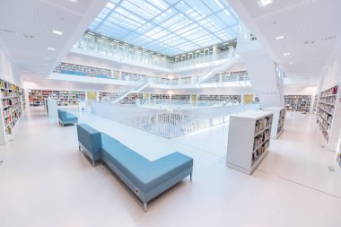 Modern kamu Şehir Kütüphanesi - Stuttgart, Almanya - birçok beyaz merdivenler ile beyaz iç. Güzel mordern mimarisi.