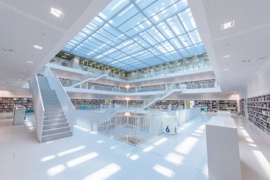 Modern kamu Şehir Kütüphanesi - Stuttgart, Almanya - birçok beyaz merdivenler ile beyaz iç. Güzel mordern mimarisi.