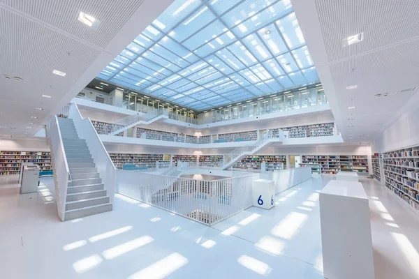 Modern Public City Library Stuttgart Alemanha Interior Branco Com Muitas — Fotografia de Stock
