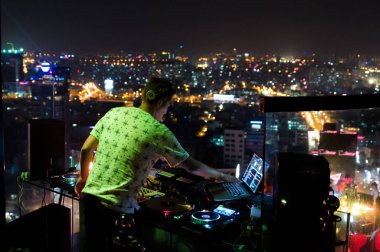 DJ - parti müzik eğlence ile bina üzerine