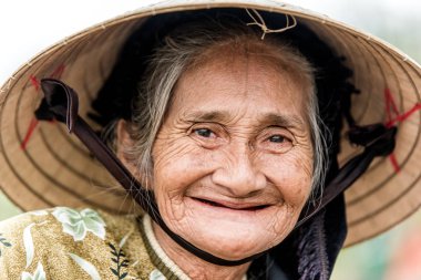 Vietnamca hasır şapka ile eski dostu kadın
