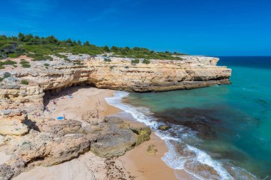 Praia de Albandeira - güzel sahil ve plaj Algarve, Portekiz