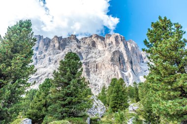 Yürüyüş ve doğa yürüyüşü güzel dağlar, Dolomites içinde İtalya