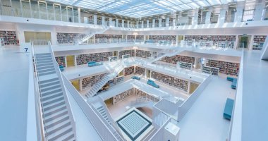 Modern kamu Şehir Kütüphanesi - Stuttgart, Almanya - birçok beyaz merdivenler ile beyaz iç. Güzel mordern mimarisi.