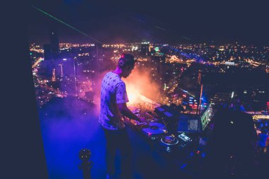 DJ - parti müzik eğlence ile bina üzerine
