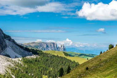 Yürüyüş ve doğa yürüyüşü güzel dağlar, Dolomites içinde İtalya