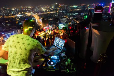 DJ - parti müzik eğlence ile bina üzerine
