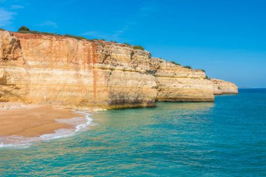 Praia de Benagil - güzel bir plaj ve sahil Portekiz Algarve