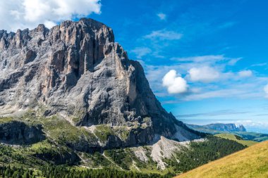 Yürüyüş ve doğa yürüyüşü güzel dağlar, Dolomites içinde İtalya