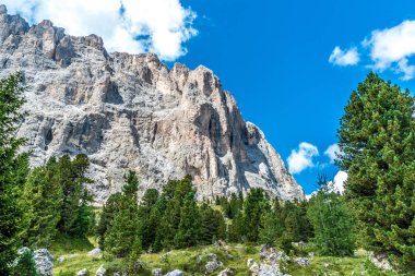 Yürüyüş ve doğa yürüyüşü güzel dağlar, Dolomites içinde İtalya