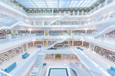 Modern kamu Şehir Kütüphanesi - Stuttgart, Almanya - birçok beyaz merdivenler ile beyaz iç. Güzel mordern mimarisi.