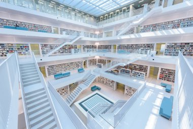 Modern kamu Şehir Kütüphanesi - Stuttgart, Almanya - birçok beyaz merdivenler ile beyaz iç. Güzel mordern mimarisi.