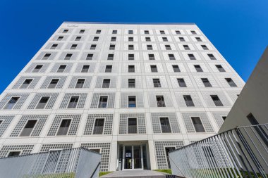 Modern kamu Şehir Kütüphanesi - Stuttgart, Almanya - birçok beyaz merdivenler ile beyaz iç. Güzel mordern mimarisi.