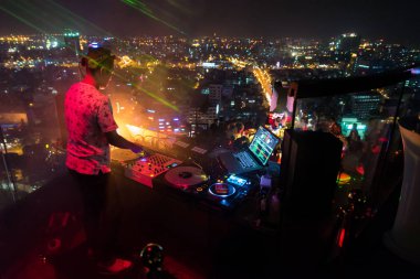 DJ - parti müzik eğlence ile bina üzerine